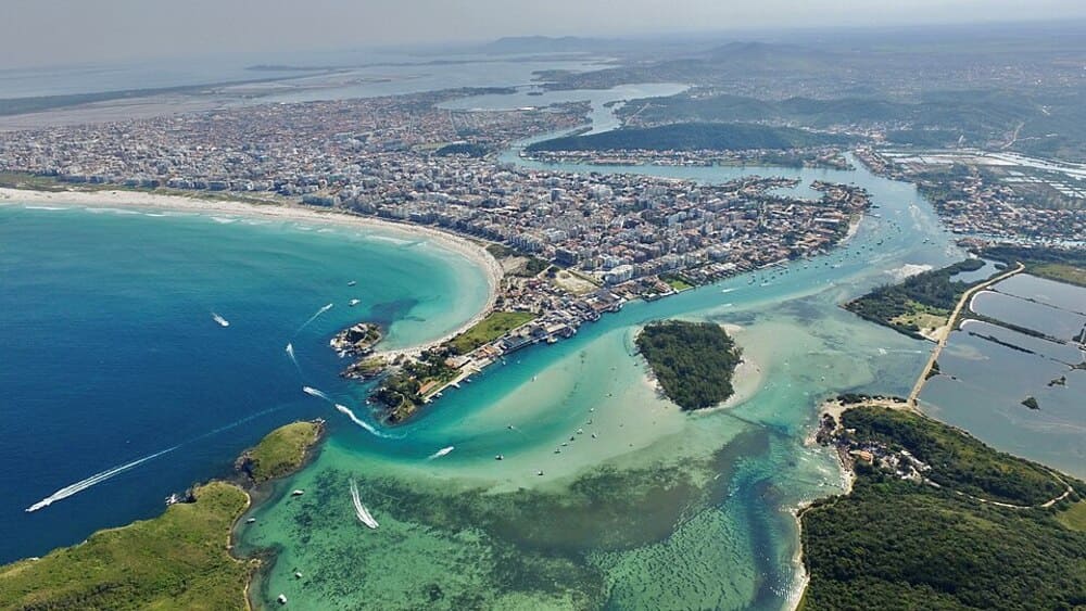 O que Fazer em Cabo Frio, descubra nesse post todas as informações da cidade de Cabo Frio, e suas belezas naturais. Imagem aérea da cidade de Cabo Frio e praias.