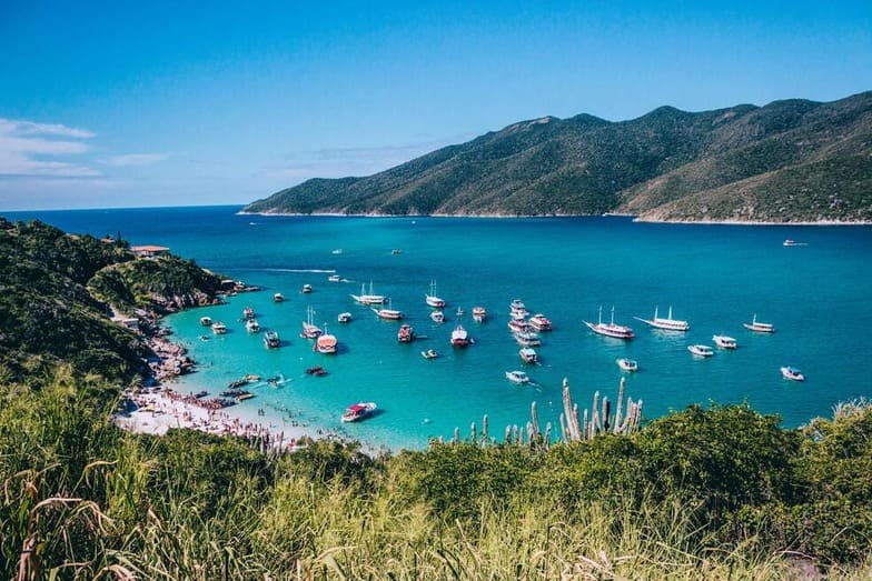 Arraial do Cabo ou Cabo Frio: Qual o melhor destino?
descubra nesse post um comparativo entre as duas cidades. Imagem da praia do forno com barcos.