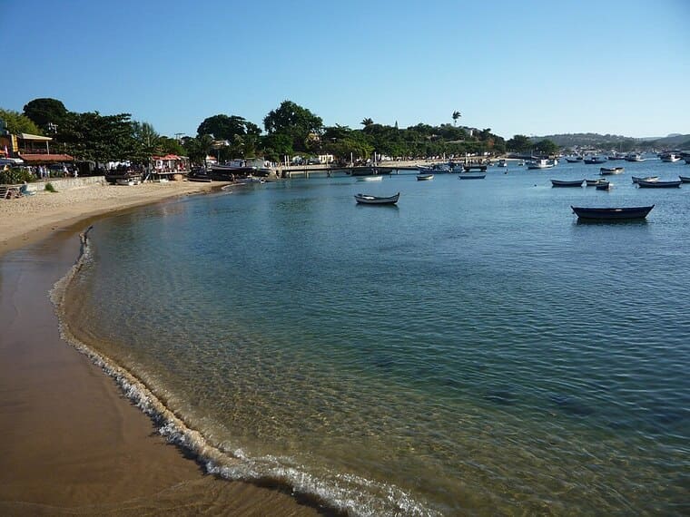 Búzios: descubra neste post as 12 melhores coisas para fazer em Búzios. Imagem da Praia de Armação de Búzios.