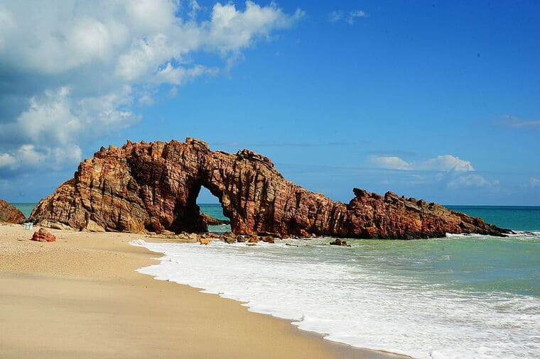 Descubra os 10 melhores destinos no Nordeste com dicas completas, o que fazer e como planejar sua viagem perfeita.