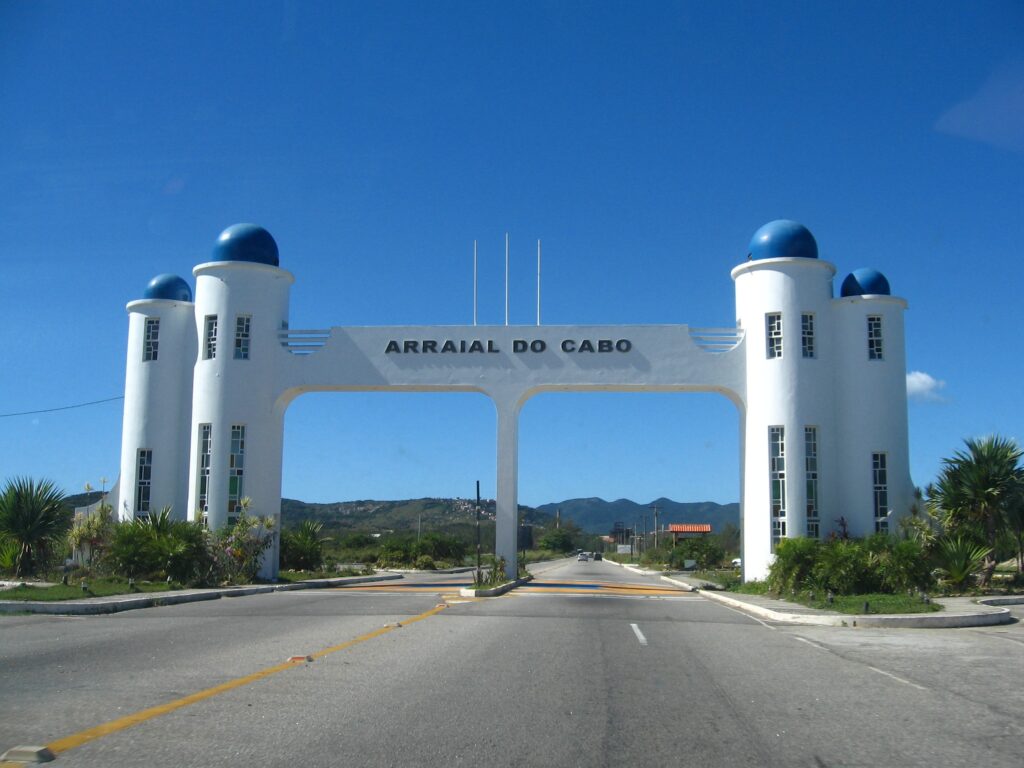 Arraial do Cabo, descubra nesse post as informações que você precisa saber sobre Arraial do Cabo: o que fazer, onde comer, onde ficar e muito mais. Imagem do Pórtico de Arraial do Cabo.