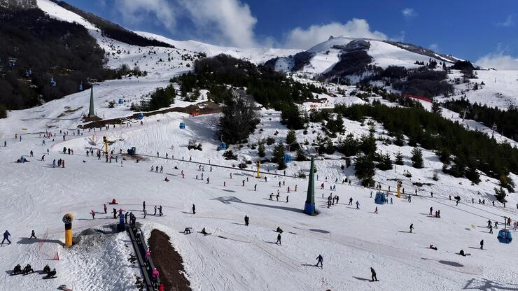Descubra o que fazer em Bariloche com roteiro de 4 dias, custos atualizados, melhor época, onde ficar e principais passeios na neve e no verão.
