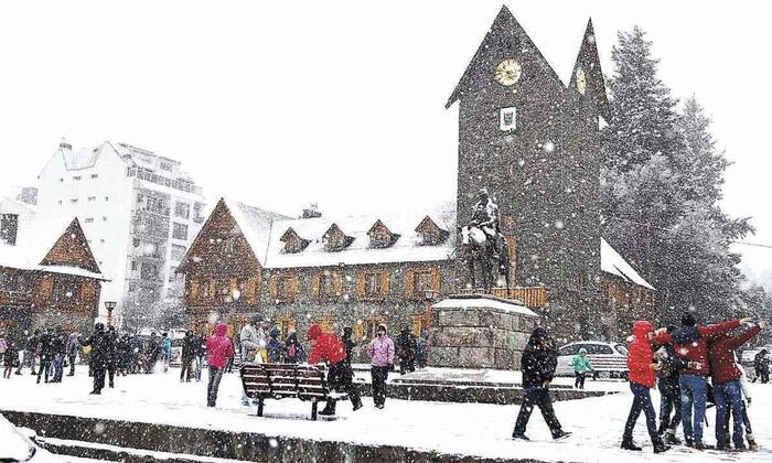 Descubra o que fazer em Bariloche com roteiro de 4 dias, custos atualizados, melhor época, onde ficar e principais passeios na neve e no verão.
